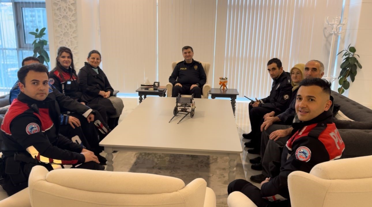 polis sevdalisi engelli genc uniforma ile devriye gorevine katildi 3 Pug4zfcP