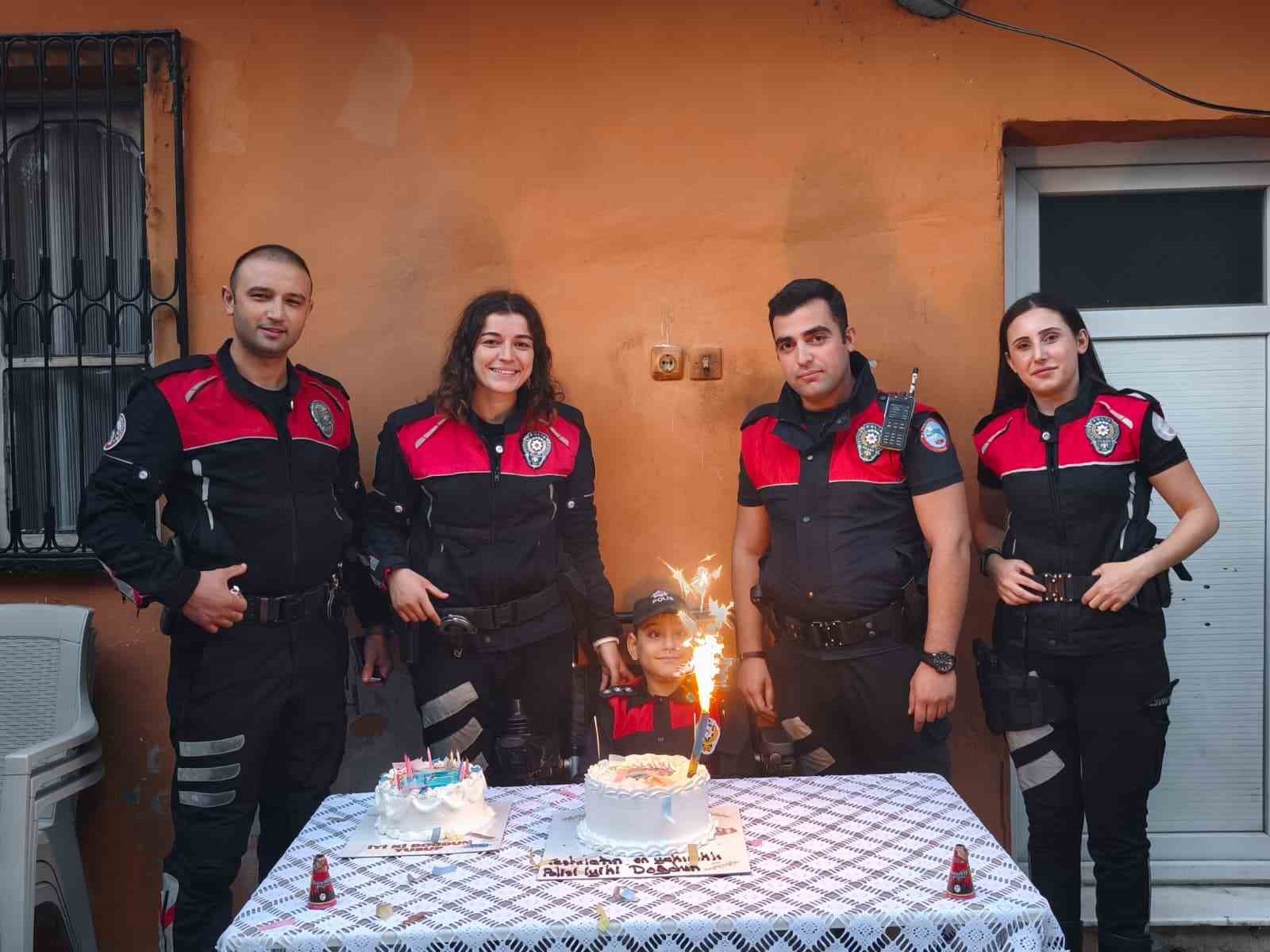 Polis sirenleri bu kez özel gereksinimli çocuğa sürpriz için çaldı 4 polis sirenleri bu kez ozel gereksinimli cocuga surpriz icin caldi 0 BEZUvRsR