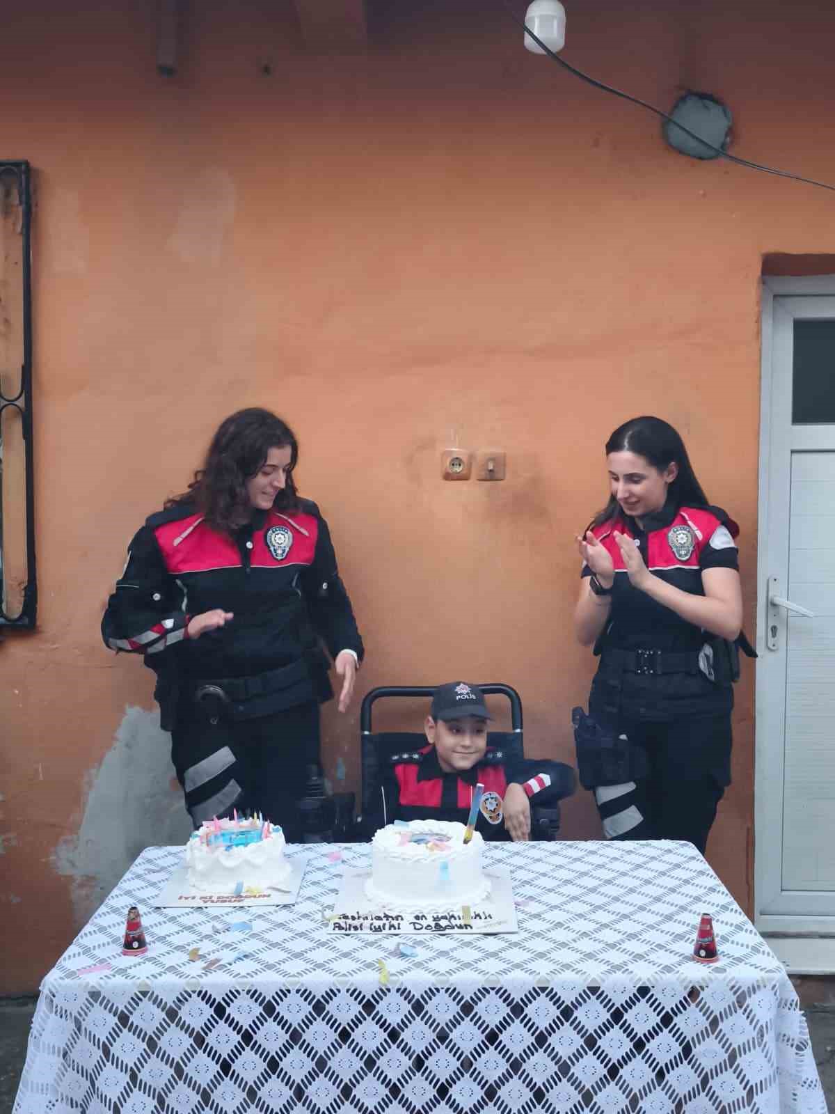 Polis sirenleri bu kez özel gereksinimli çocuğa sürpriz için çaldı 6 polis sirenleri bu kez ozel gereksinimli cocuga surpriz icin caldi 2 6kJLjtA3