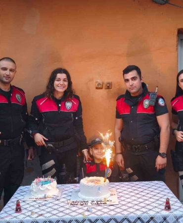 polis-sirenleri-bu-kez-ozel-gereksinimli-cocuga-surpriz-icin-caldi-q4B7GUqV.jpg