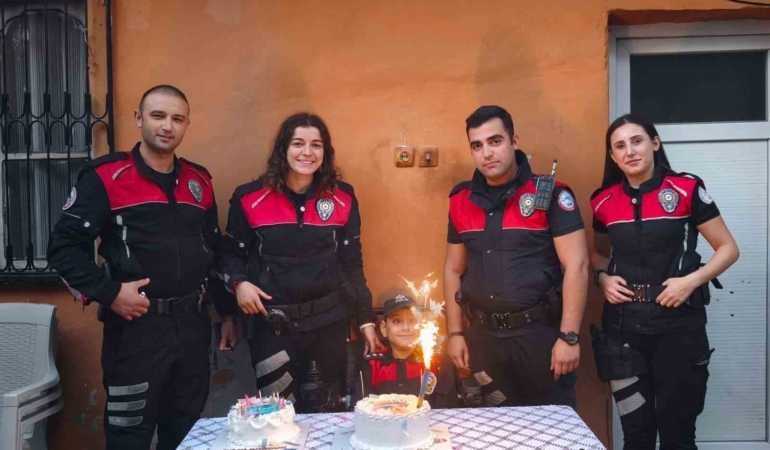 polis-sirenleri-bu-kez-ozel-gereksinimli-cocuga-surpriz-icin-caldi-q4B7GUqV.jpg