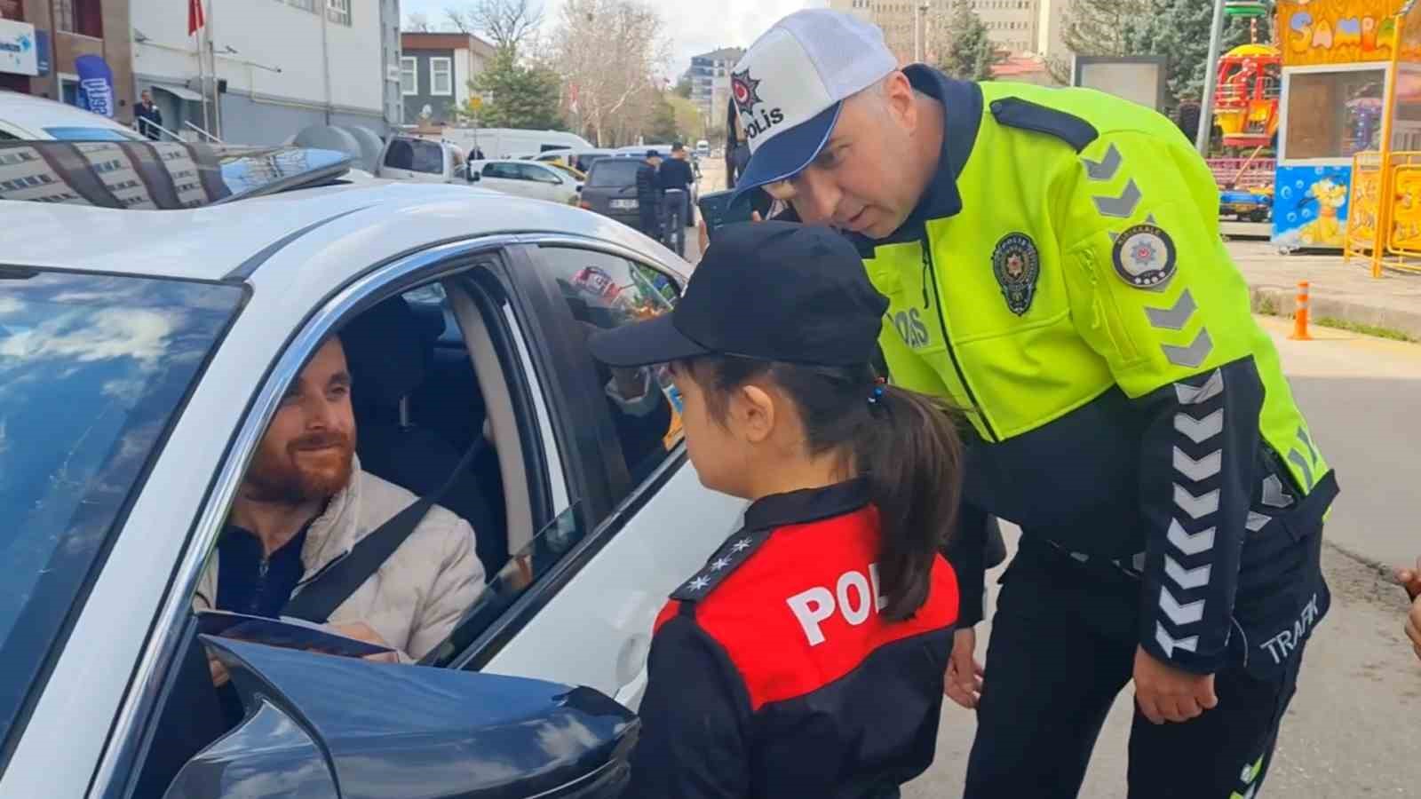 polis uniformasi giyen ozel ogrenciler suruculere trafik kurallarini hatirlatti 0 w6iCjQEN