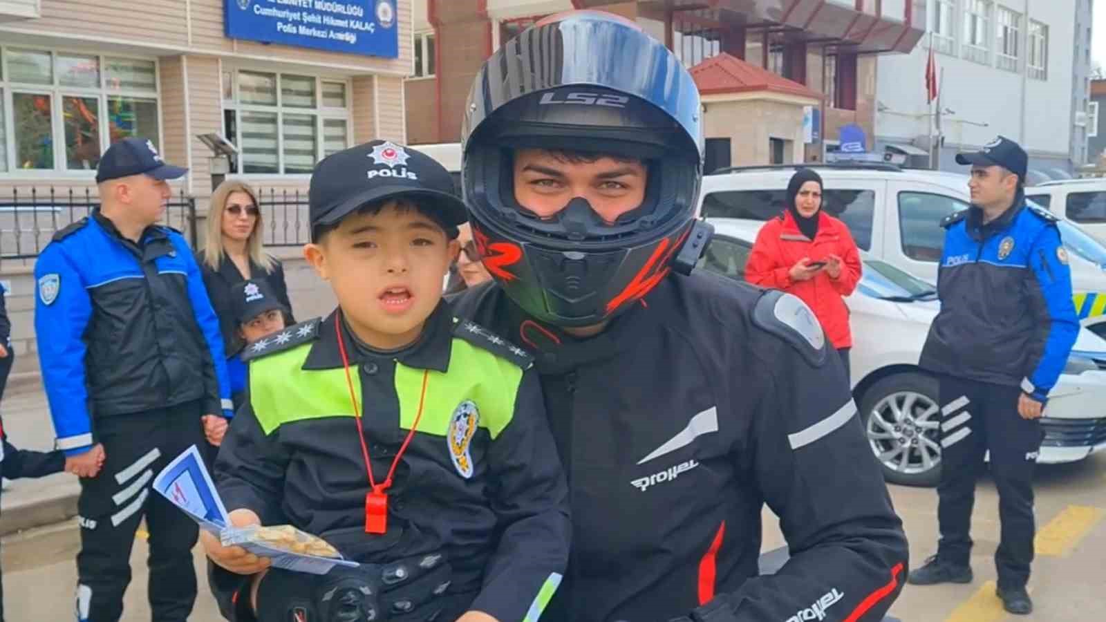 polis uniformasi giyen ozel ogrenciler suruculere trafik kurallarini hatirlatti 1 7fyLSTVh