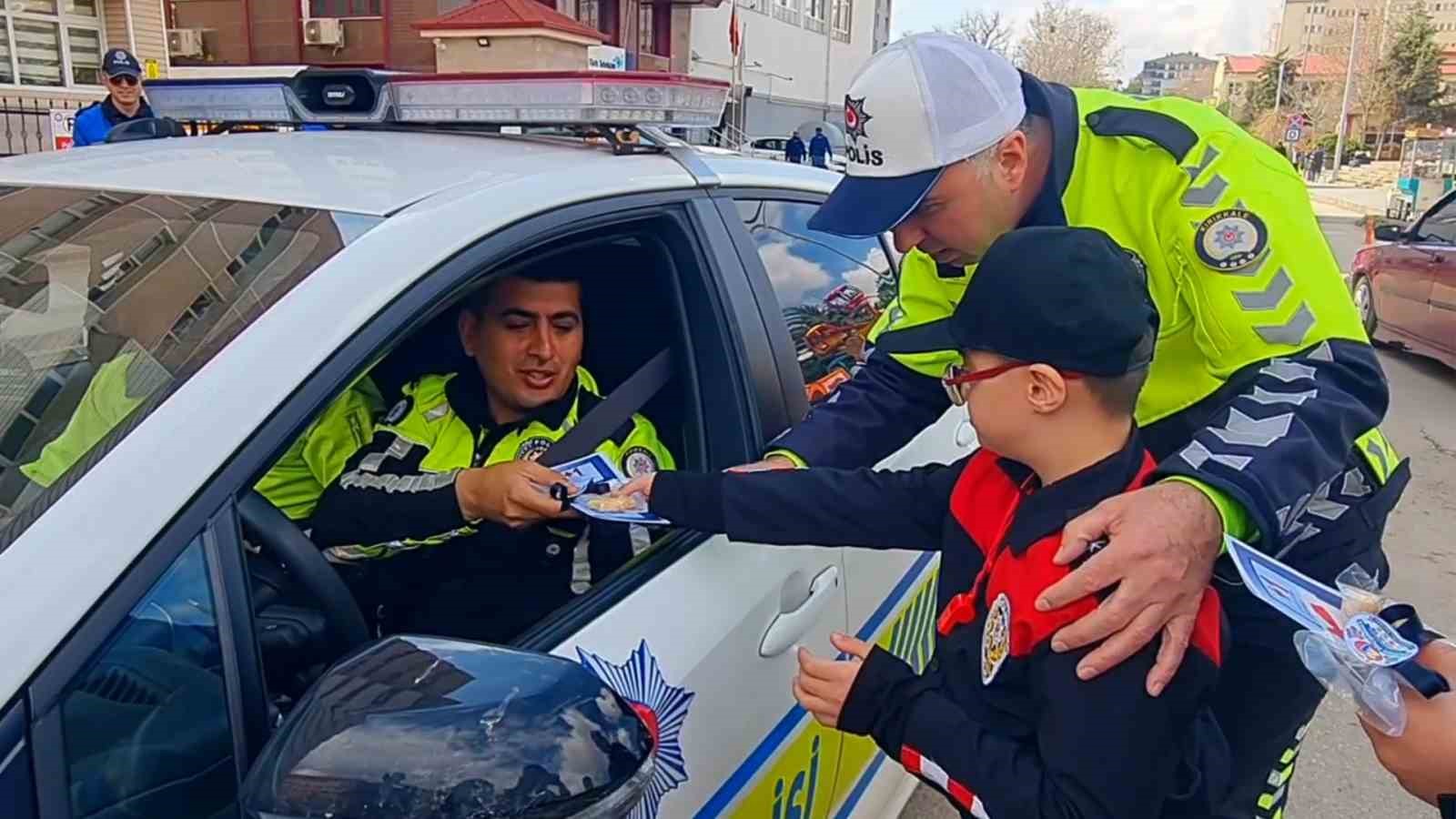 polis uniformasi giyen ozel ogrenciler suruculere trafik kurallarini hatirlatti 2 A6KPmVpH