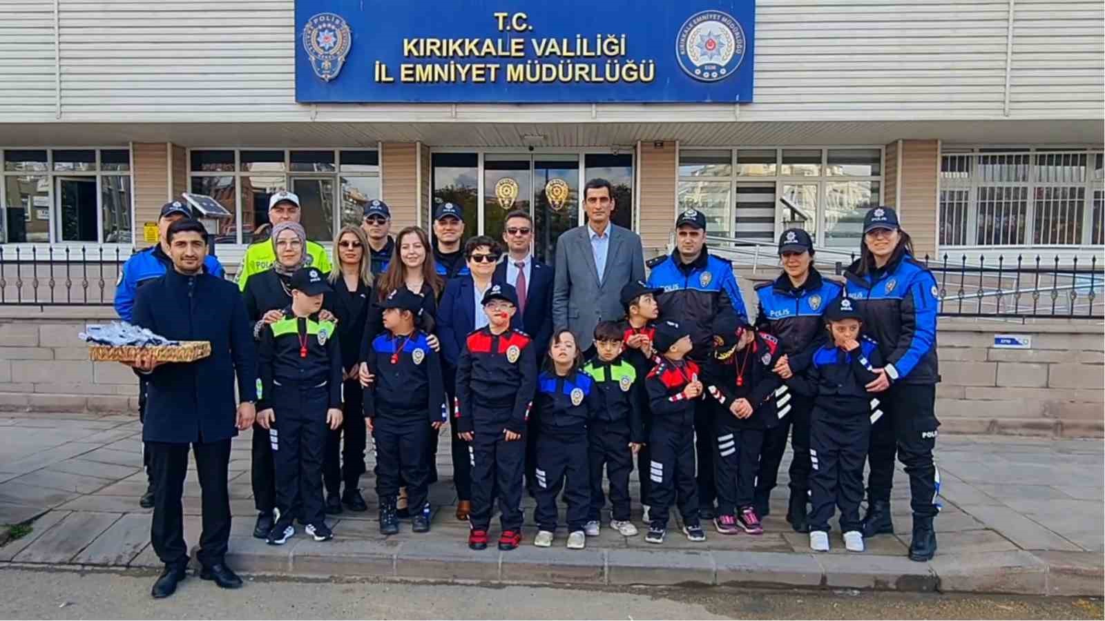 polis uniformasi giyen ozel ogrenciler suruculere trafik kurallarini hatirlatti 3 5y5t7yzA