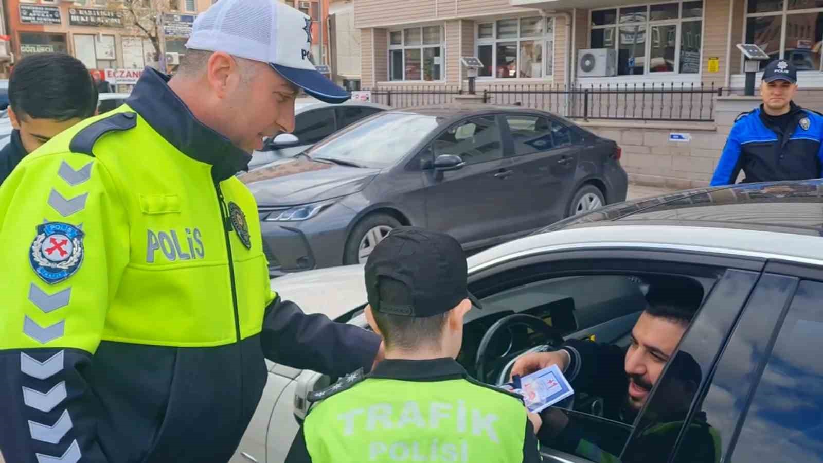 polis uniformasi giyen ozel ogrenciler suruculere trafik kurallarini hatirlatti 4 bhKnutKI