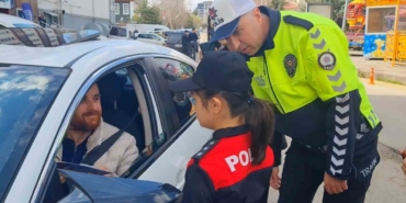 polis-uniformasi-giyen-ozel-ogrenciler-suruculere-trafik-kurallarini-hatirlatti-alVrcXEs.jpg