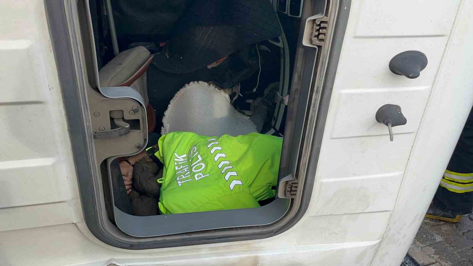 polis uniformasini cikarip yaralinin uzerini orttu 0 LT4eCNrS