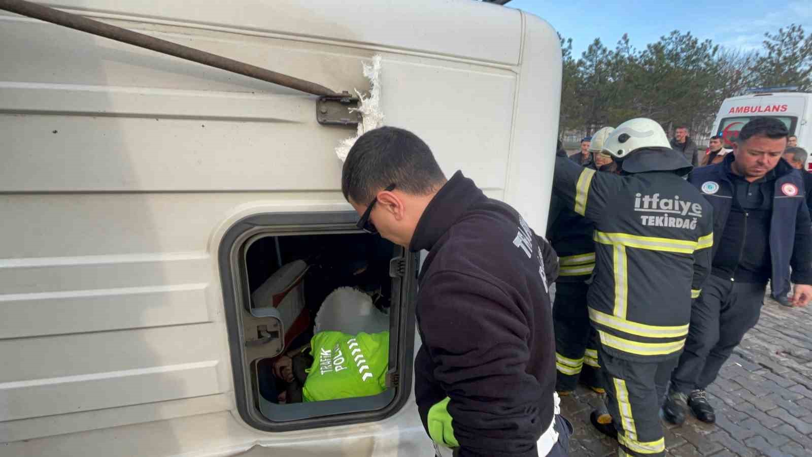 polis uniformasini cikarip yaralinin uzerini orttu 1 gKDtW8Xa