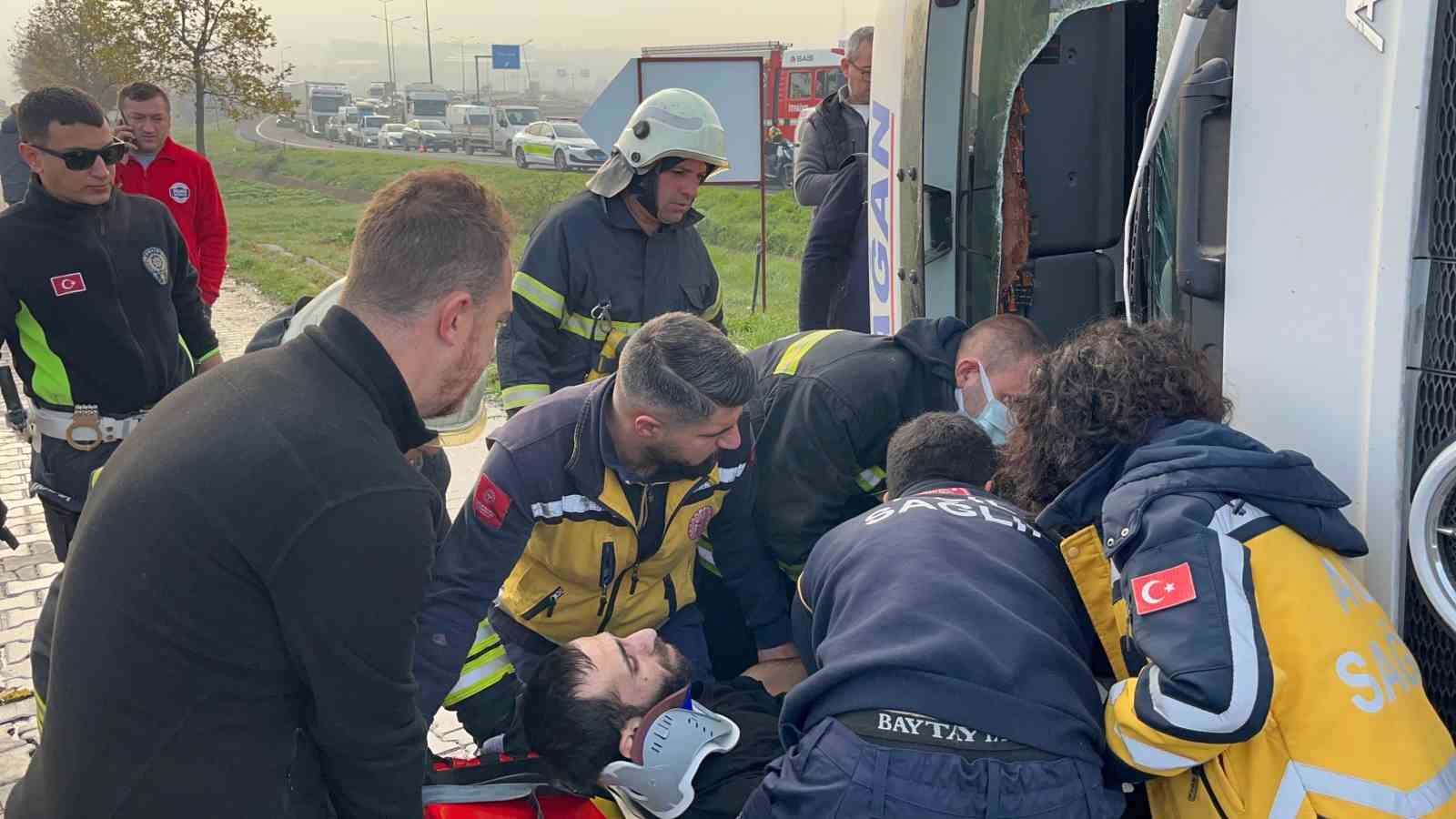 polis uniformasini cikarip yaralinin uzerini orttu 2 LbW64V6C