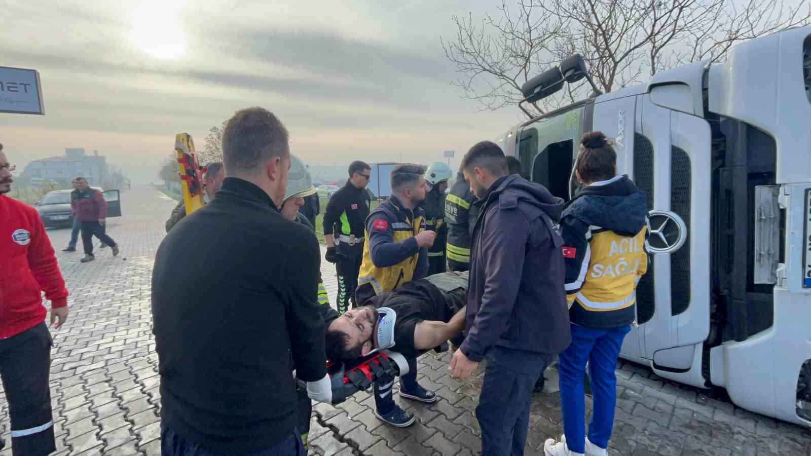 polis uniformasini cikarip yaralinin uzerini orttu 3 hiyihX1M