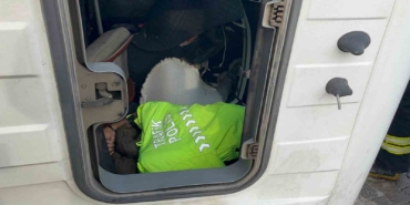 polis-uniformasini-cikarip-yaralinin-uzerini-orttu-ezBsYvTT.jpg