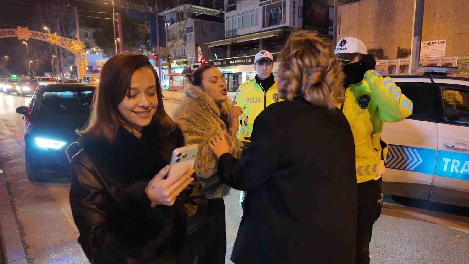 Polis uygulamasında ilginç anlar: Alkollü yolcu çakar iddiasıyla aracın önüne atladı 6 polis uygulamasinda ilginc anlar alkollu yolcu cakar iddiasiyla aracin onune atladi 2