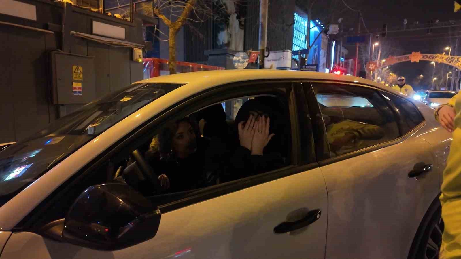 Polis uygulamasında ilginç anlar: Alkollü yolcu çakar iddiasıyla aracın önüne atladı 7 polis uygulamasinda ilginc anlar alkollu yolcu cakar iddiasiyla aracin onune atladi 3 F42LYBYA