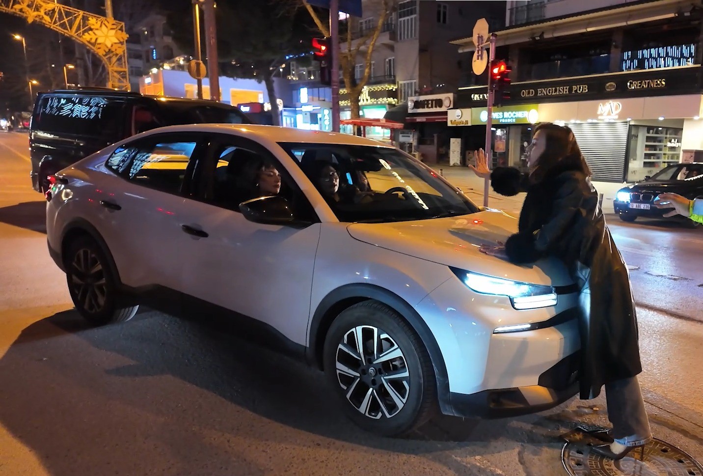 Polis uygulamasında ilginç anlar: Alkollü yolcu çakar iddiasıyla aracın önüne atladı 8 polis uygulamasinda ilginc anlar alkollu yolcu cakar iddiasiyla aracin onune atladi 4 szRb2p73