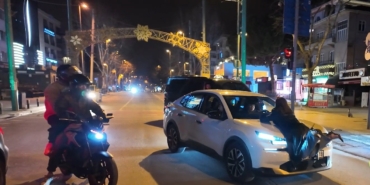 polis-uygulamasinda-ilginc-anlar-alkollu-yolcu-cakar-iddiasiyla-aracin-onune-atladi-SEIgVXVt.jpg