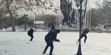 polis-ve-cocuklardan-kartopu-keyfi-IdEKfPtR.jpg