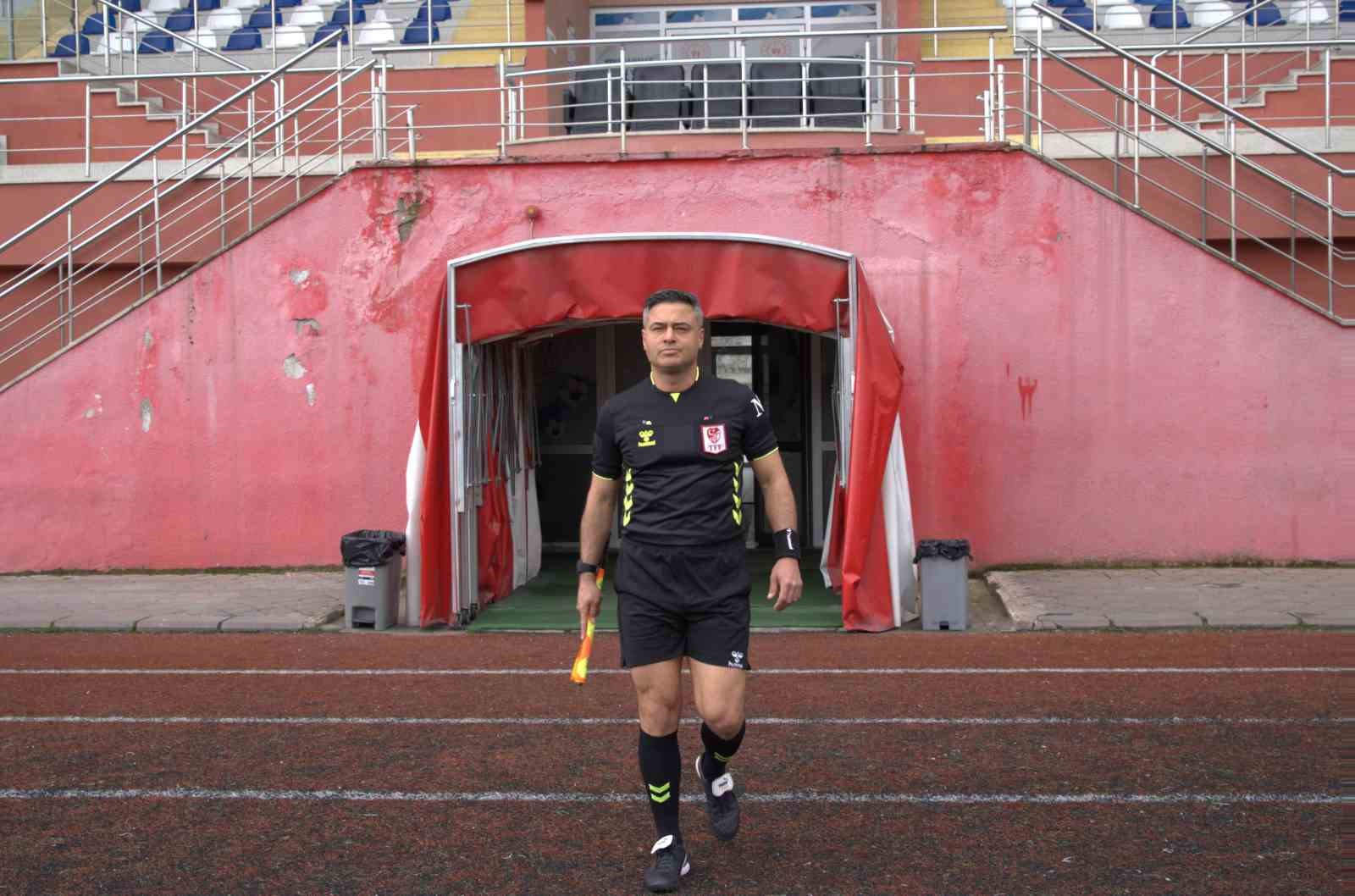 polis ve futbol hakemi olan seyfettin unal 20 yili askindir iki meslegi bir arada wlyaSBIl