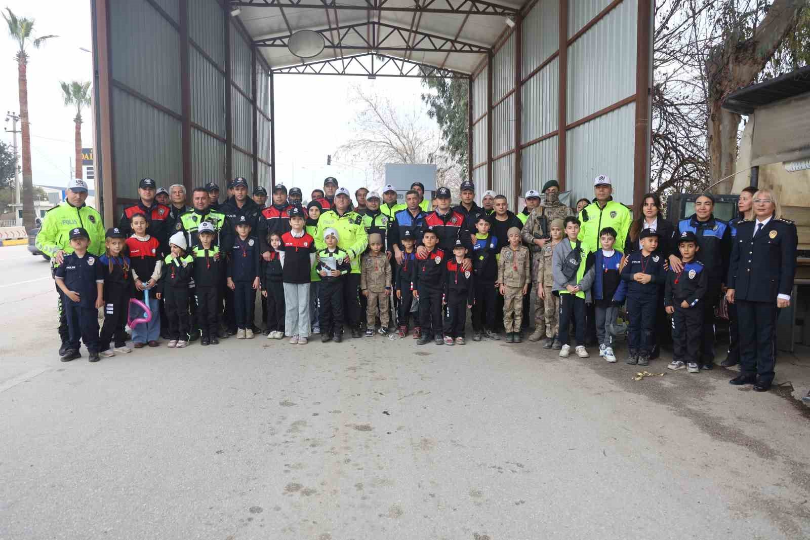 Polis ve jandarma kamuflajı ile denetim yapan depremzede çocuklar yürekleri ısıttı 5 polis ve jandarma kamuflaji ile denetim yapan depremzede cocuklar yurekleri isitti 1 zjRHUXia