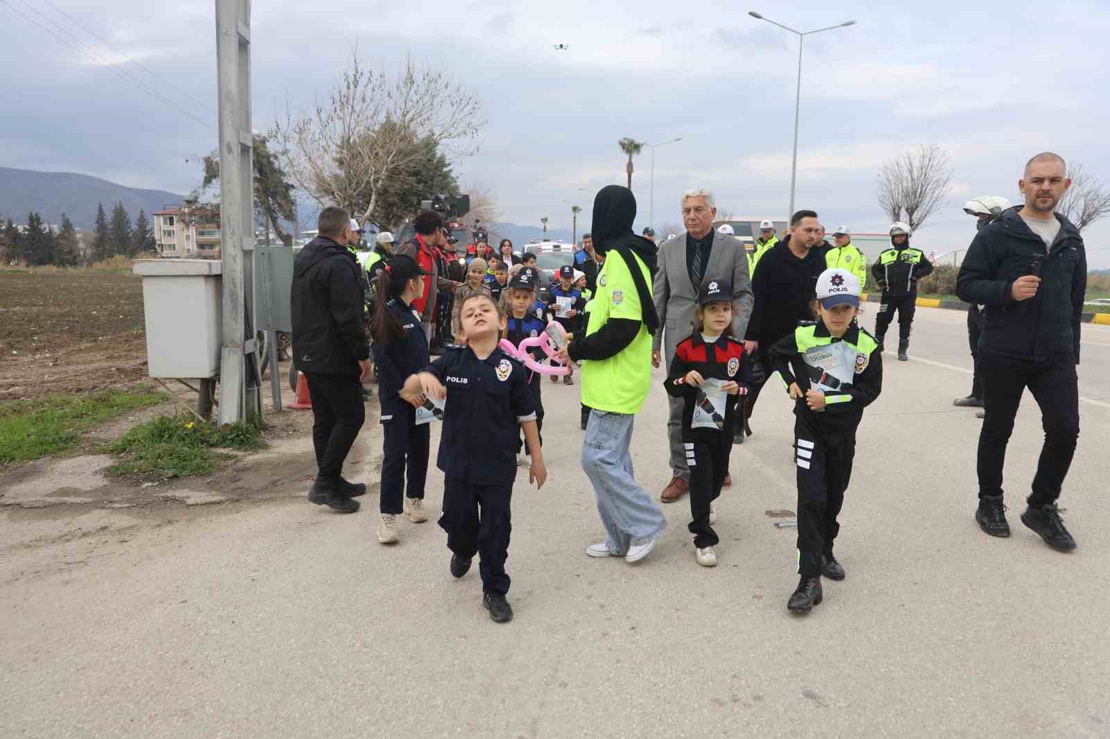 Polis ve jandarma kamuflajı ile denetim yapan depremzede çocuklar yürekleri ısıttı 7 polis ve jandarma kamuflaji ile denetim yapan depremzede cocuklar yurekleri isitti 3 mMgY91GM