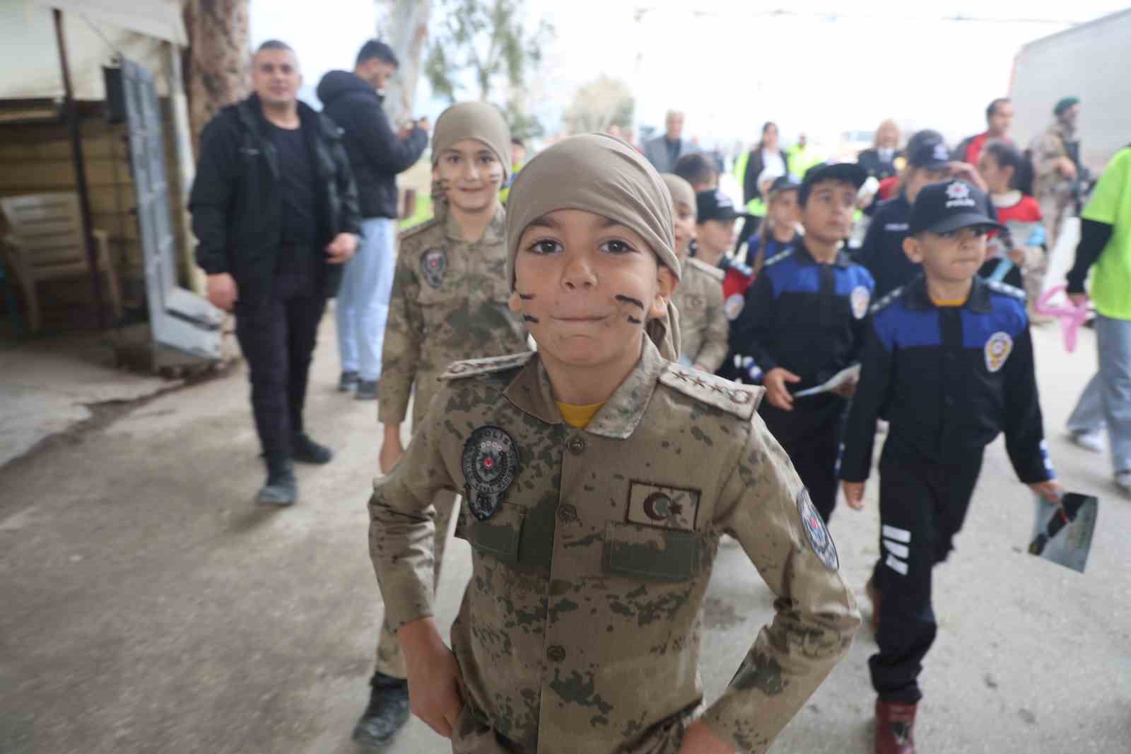 Polis ve jandarma kamuflajı ile denetim yapan depremzede çocuklar yürekleri ısıttı 8 polis ve jandarma kamuflaji ile denetim yapan depremzede cocuklar yurekleri isitti 4
