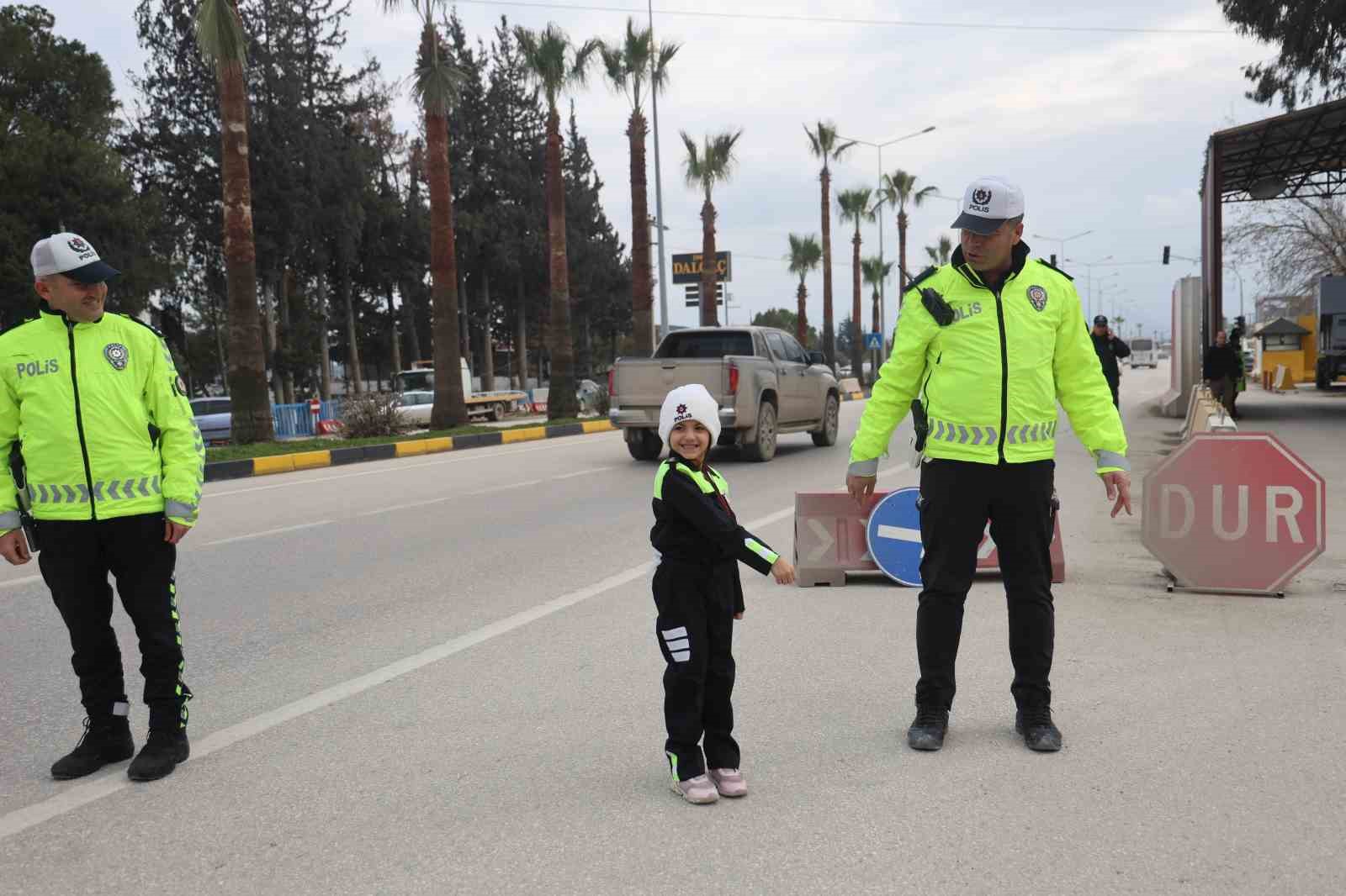 Polis ve jandarma kamuflajı ile denetim yapan depremzede çocuklar yürekleri ısıttı 9 polis ve jandarma kamuflaji ile denetim yapan depremzede cocuklar yurekleri isitti 5 j15sCnm4