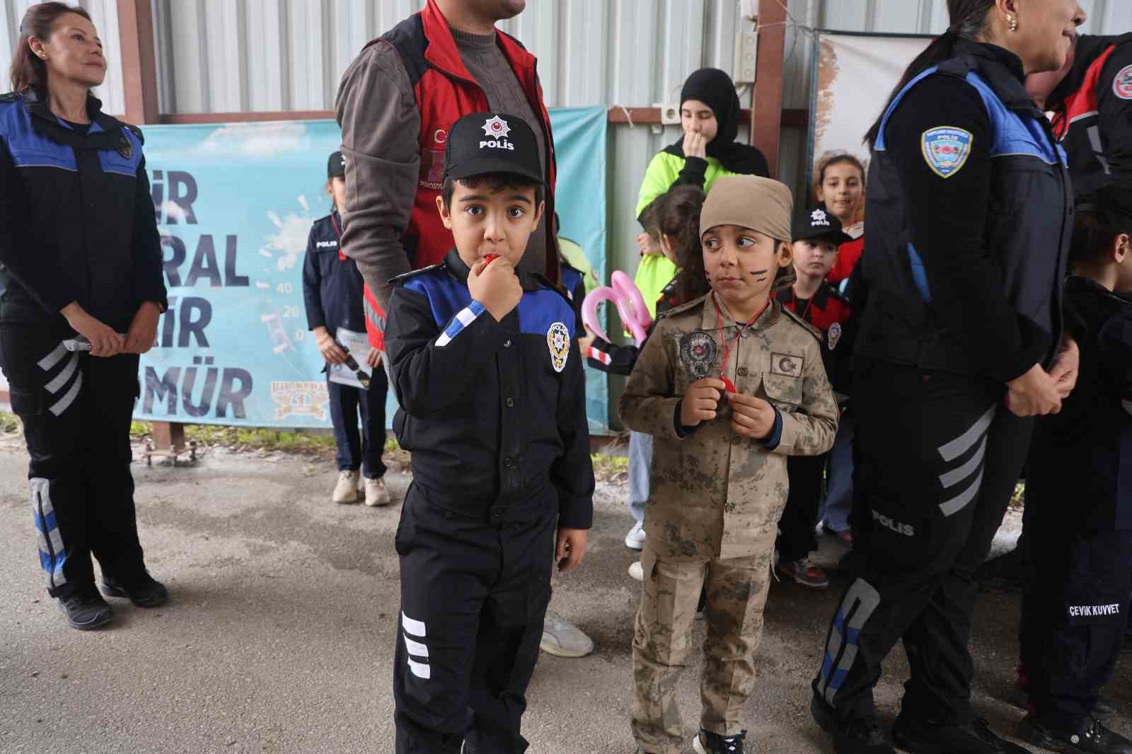 Polis ve jandarma kamuflajı ile denetim yapan depremzede çocuklar yürekleri ısıttı 10 polis ve jandarma kamuflaji ile denetim yapan depremzede cocuklar yurekleri isitti 6 iZaQztGY