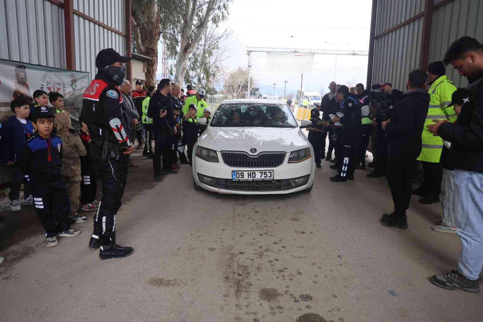 Polis ve jandarma kamuflajı ile denetim yapan depremzede çocuklar yürekleri ısıttı 12 polis ve jandarma kamuflaji ile denetim yapan depremzede cocuklar yurekleri isitti 8 bnF4h4aF