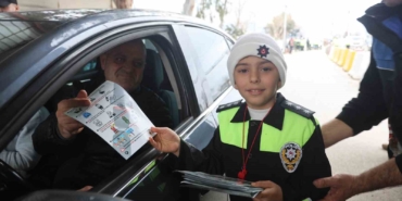 polis-ve-jandarma-kamuflaji-ile-denetim-yapan-depremzede-cocuklar-yurekleri-isitti-F4Al3IOU.jpg