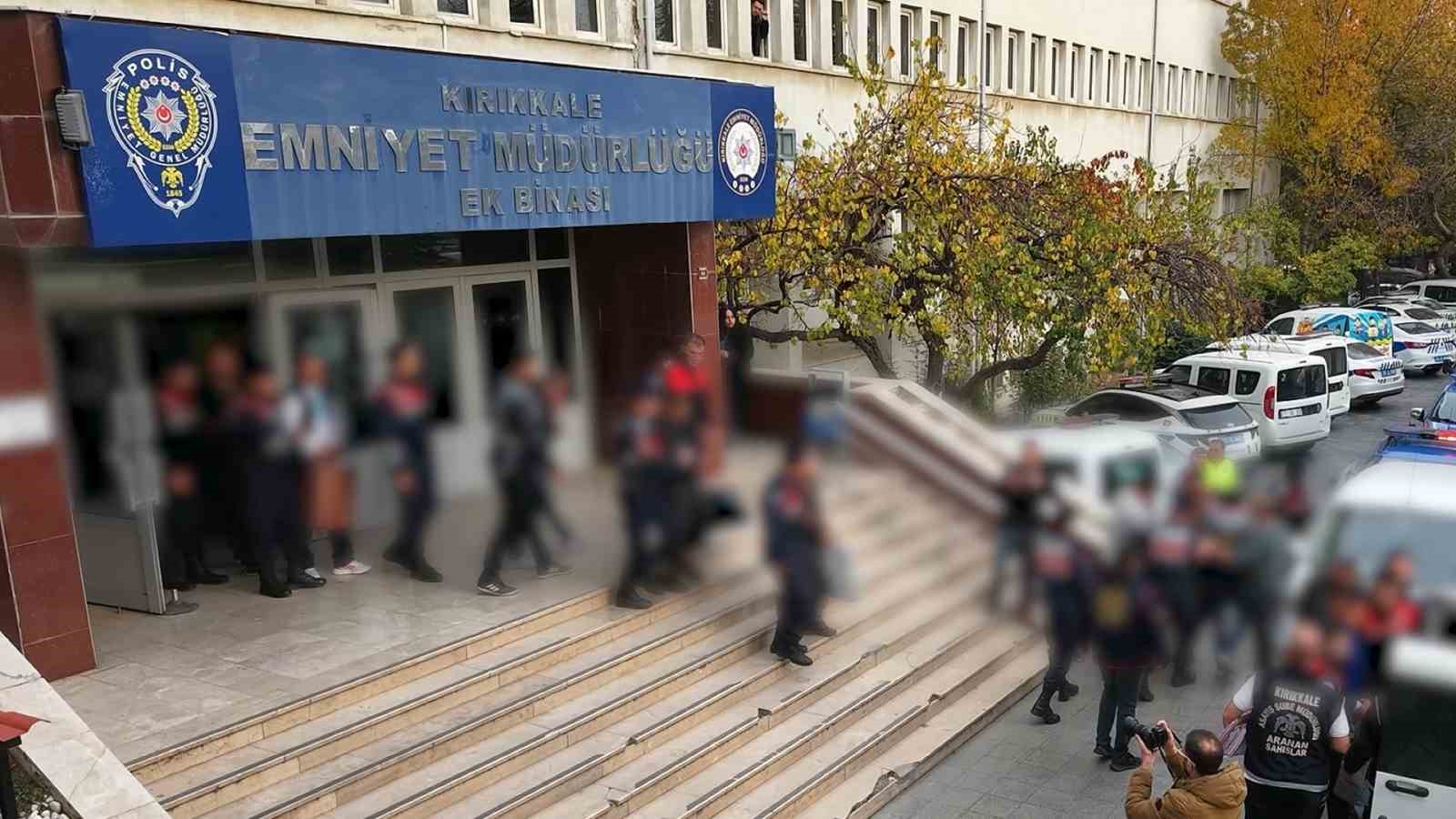 polis ve jandarmadan es zamanli safak operasyonu cok sayida firari hukumlu yakandi 2 FKcv7usV