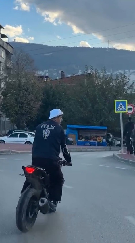 polis yelegi giyip trafikte tehlikeli hareketler yapti cezadan kacamadi 0 3Z2eeymR