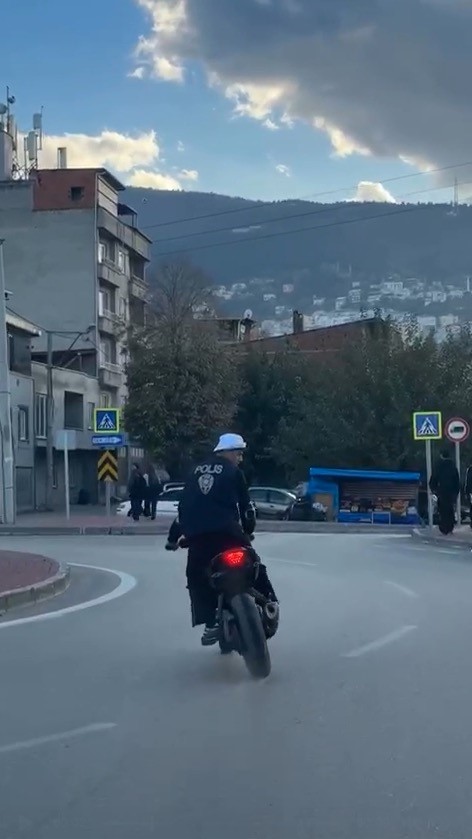 polis yelegi giyip trafikte tehlikeli hareketler yapti cezadan kacamadi 1 butuyLH9