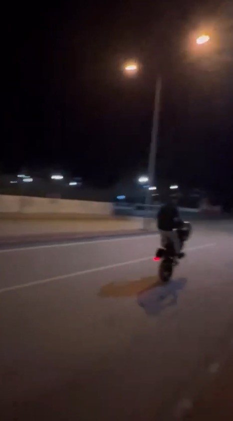 polis yelegi giyip trafikte tehlikeli hareketler yapti cezadan kacamadi 2 RZptSKOF