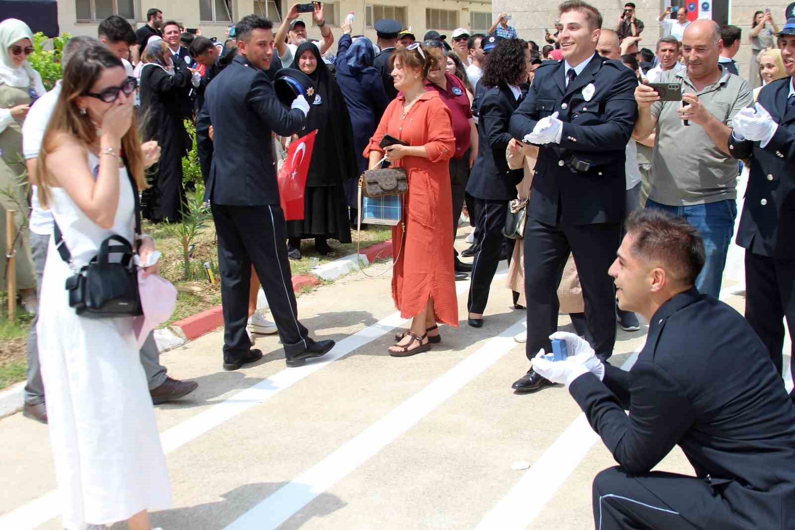 polis yemin toreninin ardindan surpriz evlilik teklifi 0 b6GOvqCb