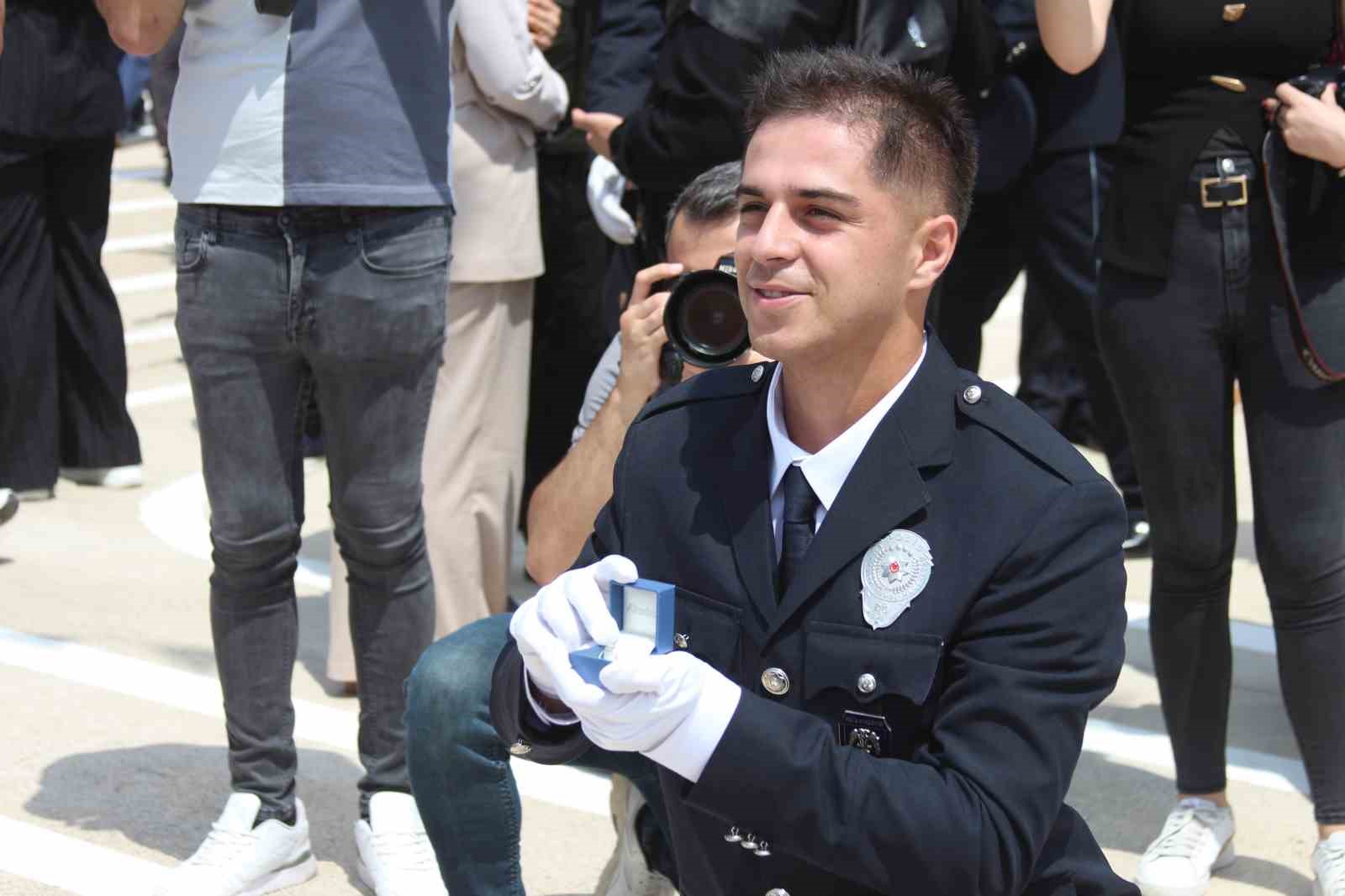 polis yemin toreninin ardindan surpriz evlilik teklifi 1 iVCVNO6M