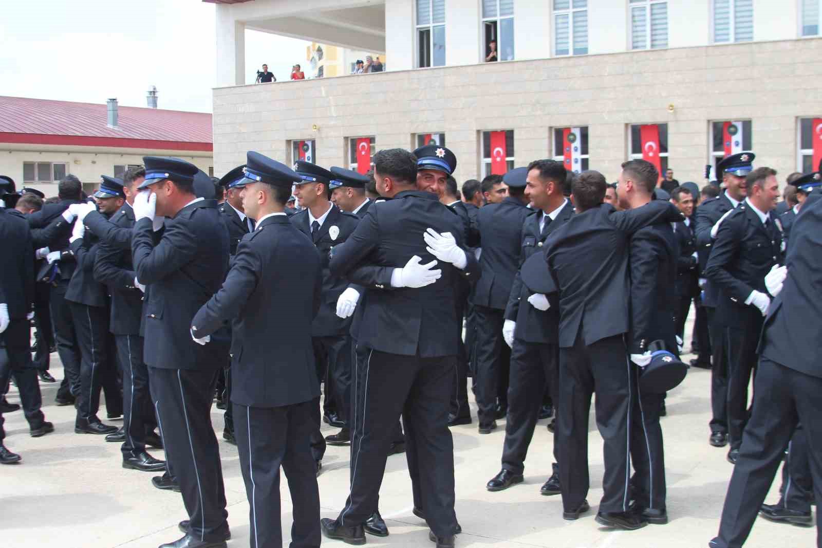 polis yemin toreninin ardindan surpriz evlilik teklifi 10 6Wrw7aK2