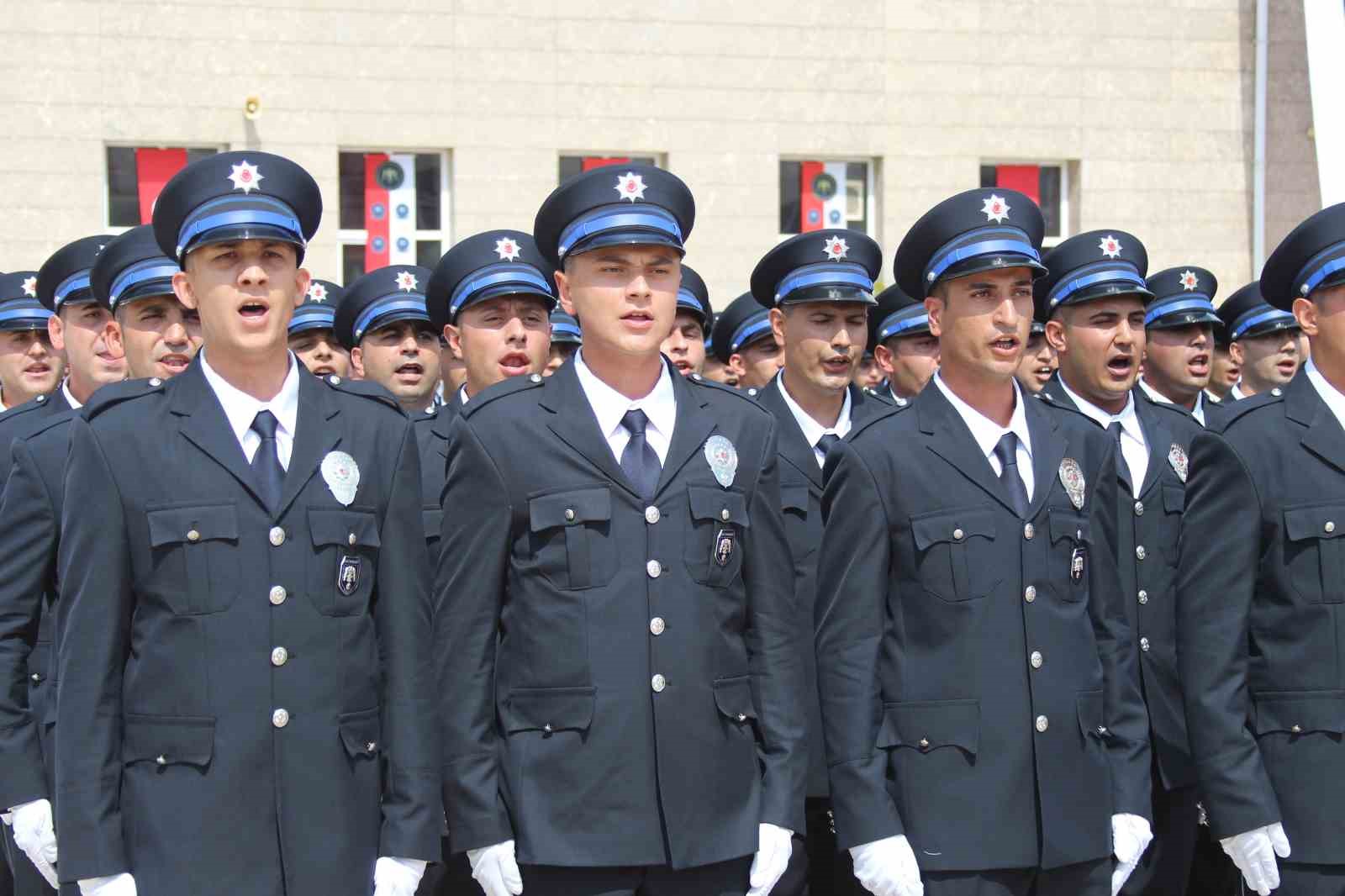 polis yemin toreninin ardindan surpriz evlilik teklifi 4 OPzkGVOu