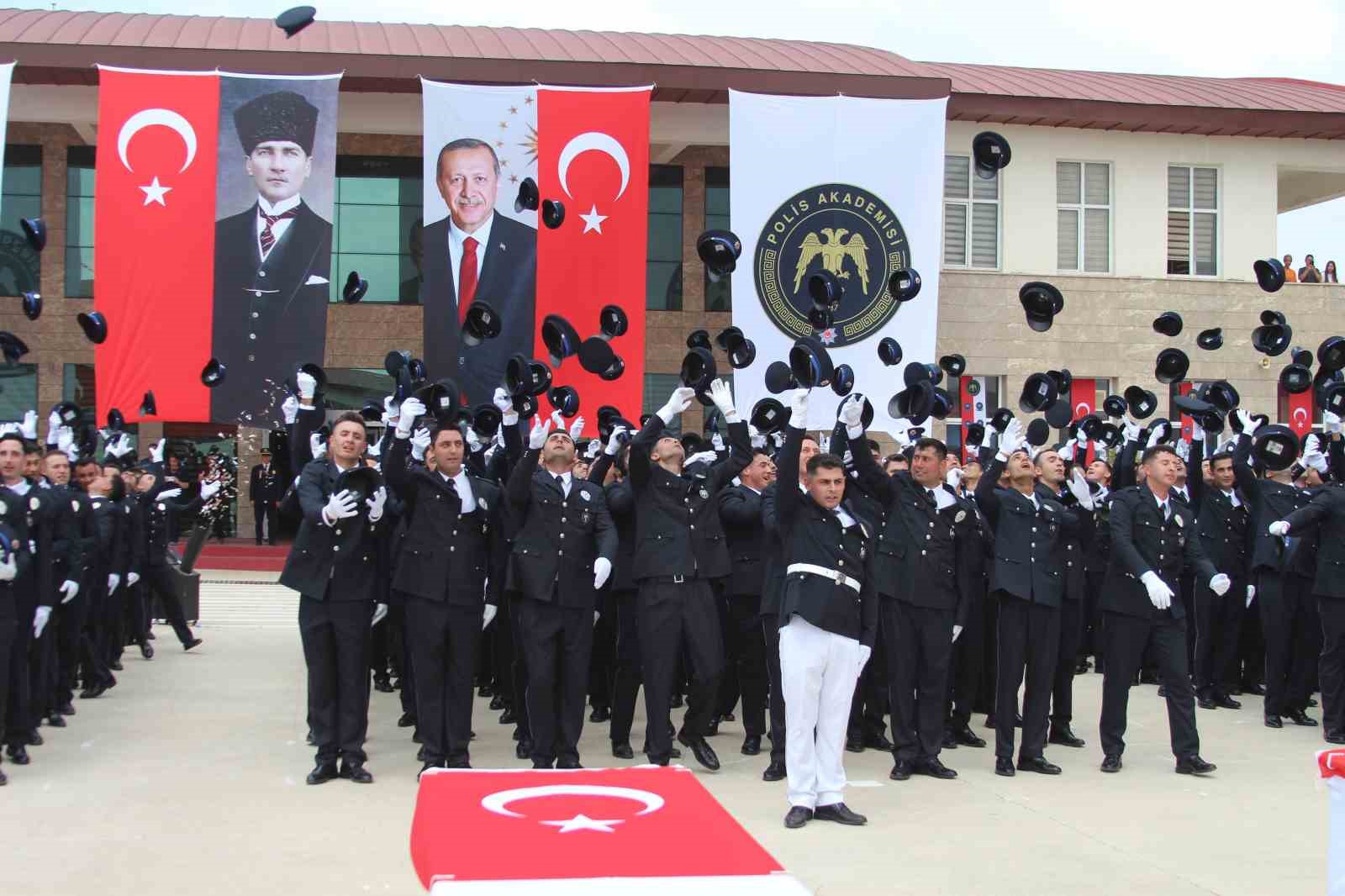 polis yemin toreninin ardindan surpriz evlilik teklifi 8 bGHpGnrb