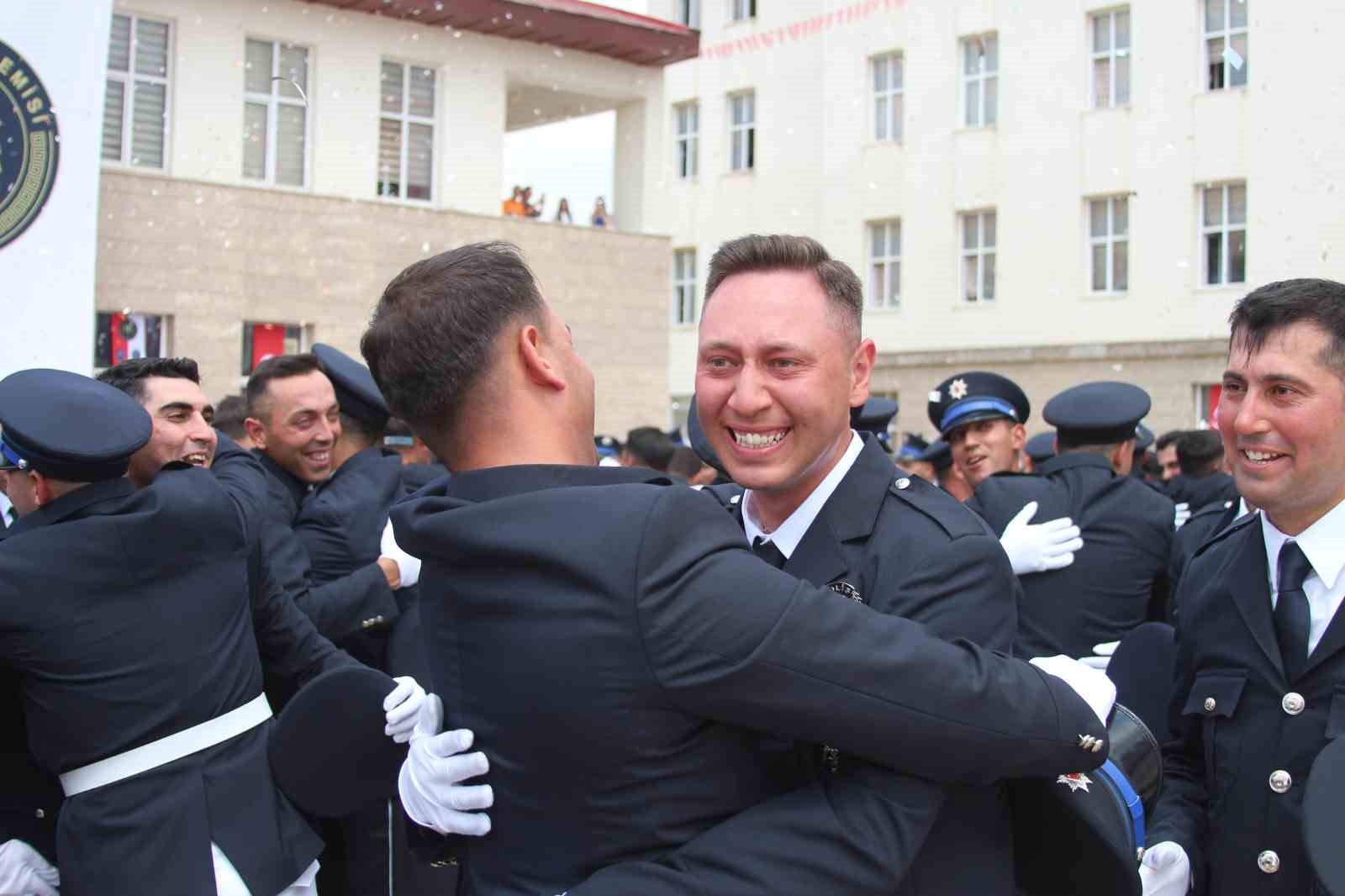 polis yemin toreninin ardindan surpriz evlilik teklifi 9 SDaW5y7a