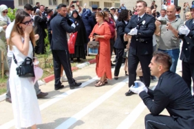 polis-yemin-toreninin-ardindan-surpriz-evlilik-teklifi-e7FIavlI.jpg