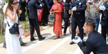 polis-yemin-toreninin-ardindan-surpriz-evlilik-teklifi-e7FIavlI.jpg