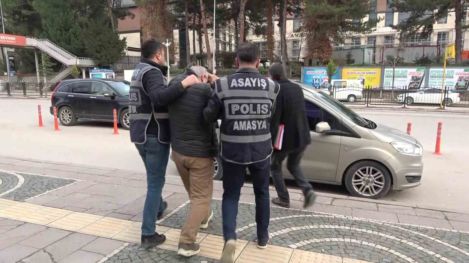 polise baskasinin kimligini gosteren sahsin 28 yil cezayla arandigi ortaya cikti 1 5pDuOgCw