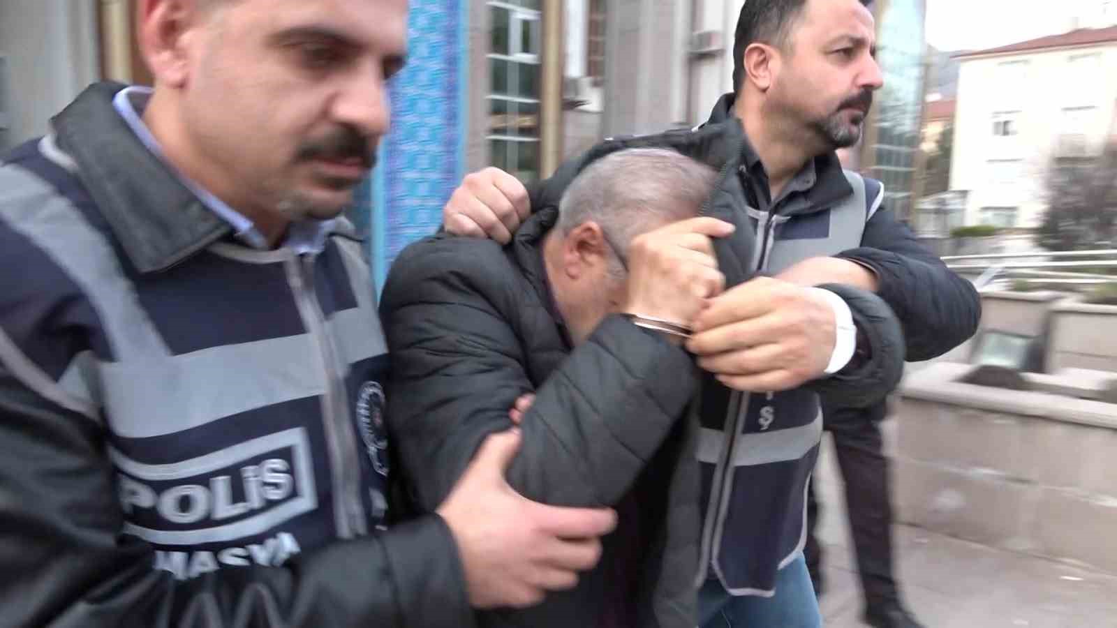 polise baskasinin kimligini gosteren sahsin 28 yil cezayla arandigi ortaya cikti 2 6QZ2KQ6X