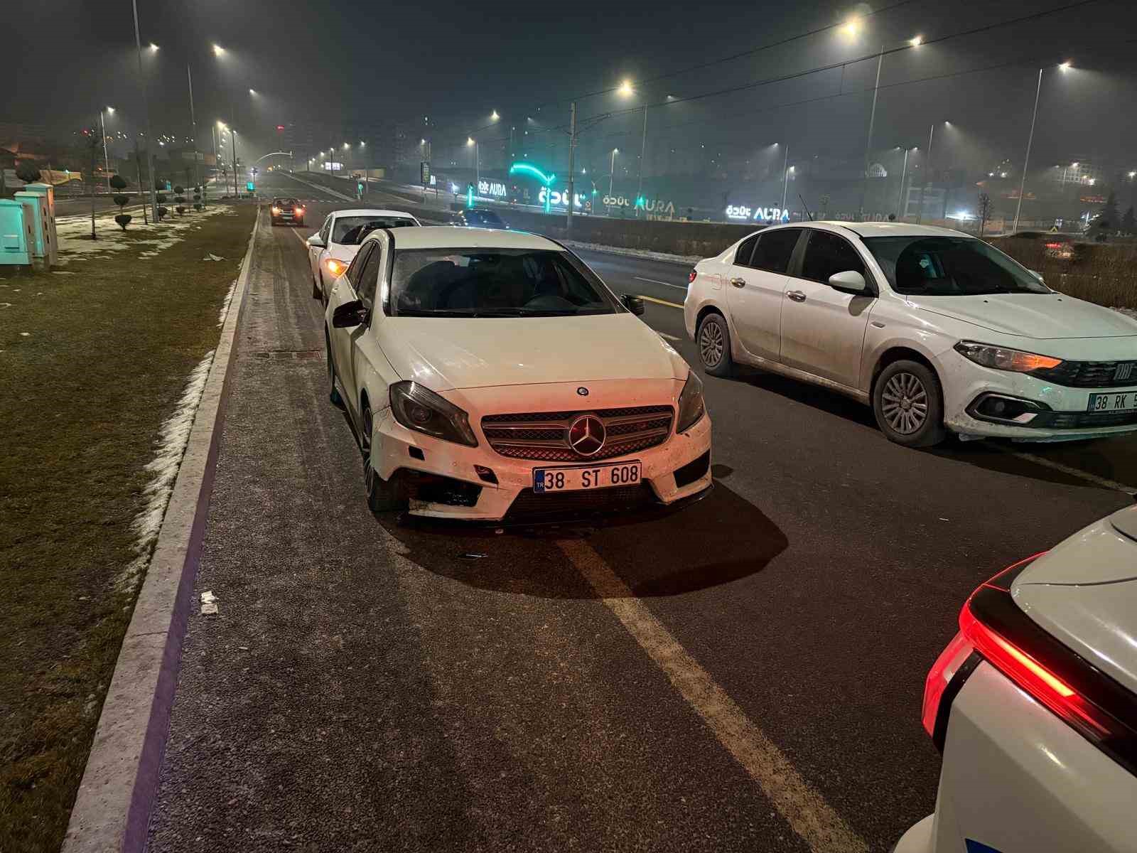 Polise çarpıp kaçan şahıs, olay yerine gelince yakayı ele verdi: 1’i polis 2 yaralı 9 polise carpip kacan sahis olay yerine gelince yakayi ele verdi 1i polis 2 yarali JyHaHOIm