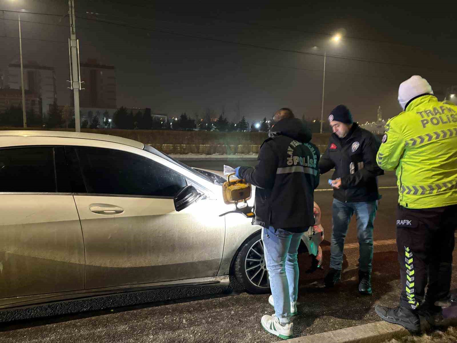 Polise çarpıp kaçan şahıs, olay yerine gelince yakayı ele verdi: 1’i polis 2 yaralı 6 polise carpip kacan sahis olay yerine gelince yakayi ele verdi 1i polis 2 yarali LaQpkZEZ