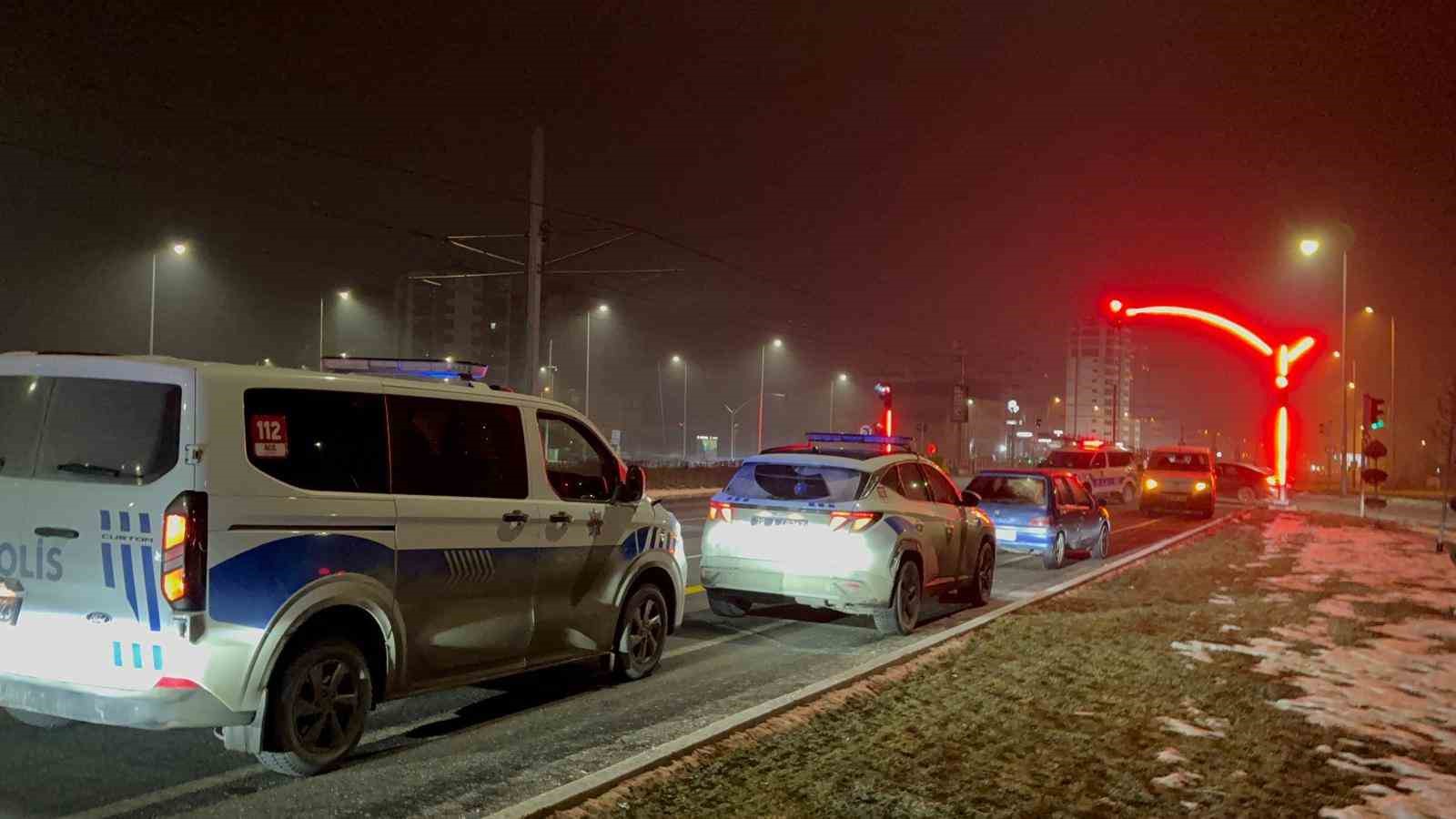 Polise çarpıp kaçan şahıs, olay yerine gelince yakayı ele verdi: 1’i polis 2 yaralı 8 polise carpip kacan sahis olay yerine gelince yakayi ele verdi 1i polis 2 yarali QBqdb9PN