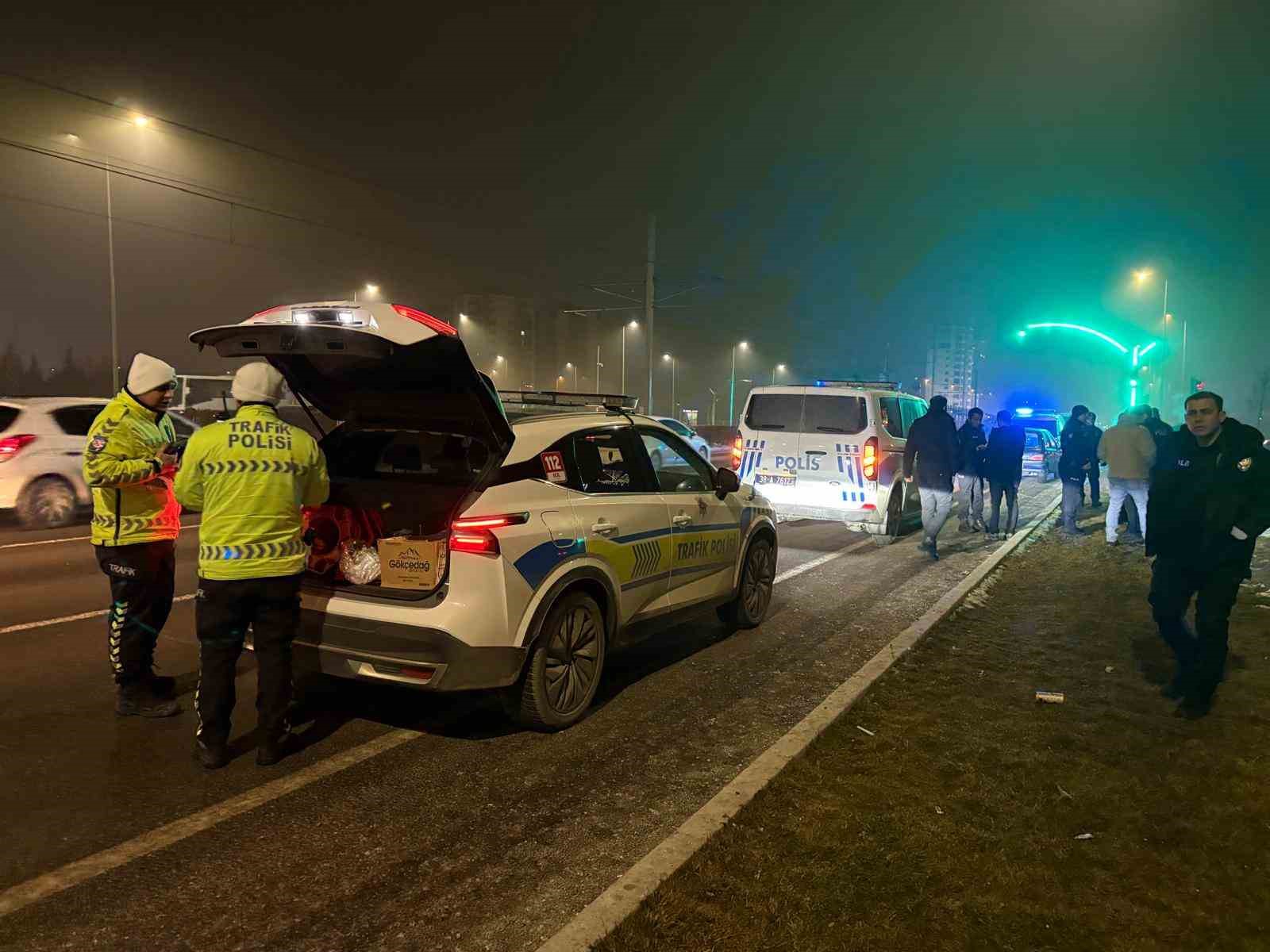 Polise çarpıp kaçan şahıs, olay yerine gelince yakayı ele verdi: 1’i polis 2 yaralı 10 polise carpip kacan sahis olay yerine gelince yakayi ele verdi 1i polis 2 yarali VK2mJEns