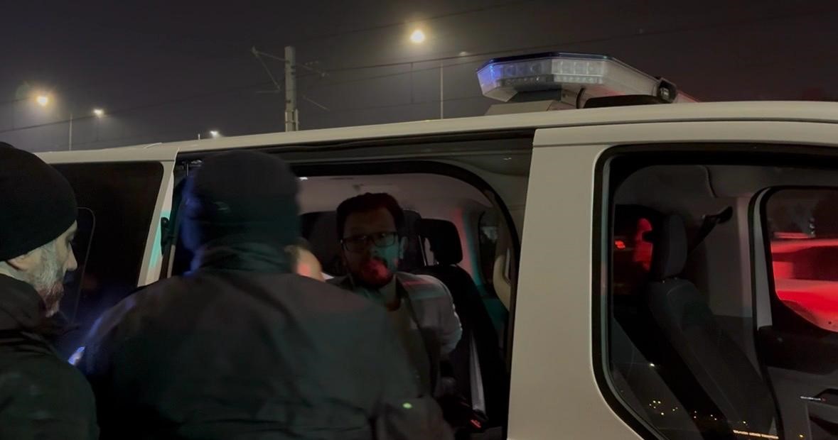 Polise çarpıp kaçan şahıs, olay yerine gelince yakayı ele verdi: 1’i polis 2 yaralı 5 polise carpip kacan sahis olay yerine gelince yakayi ele verdi 1i polis 2 yarali lJebXe3B