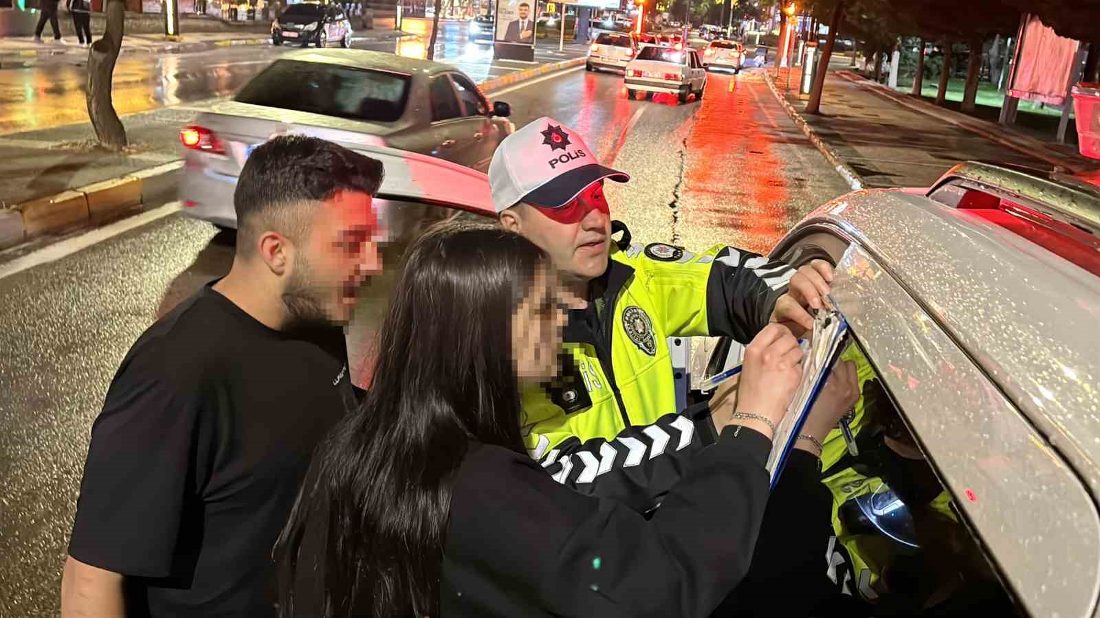 polise once yalvardi sonra kufurler edip kacti o anlar kamerada 10 qVGurGlN