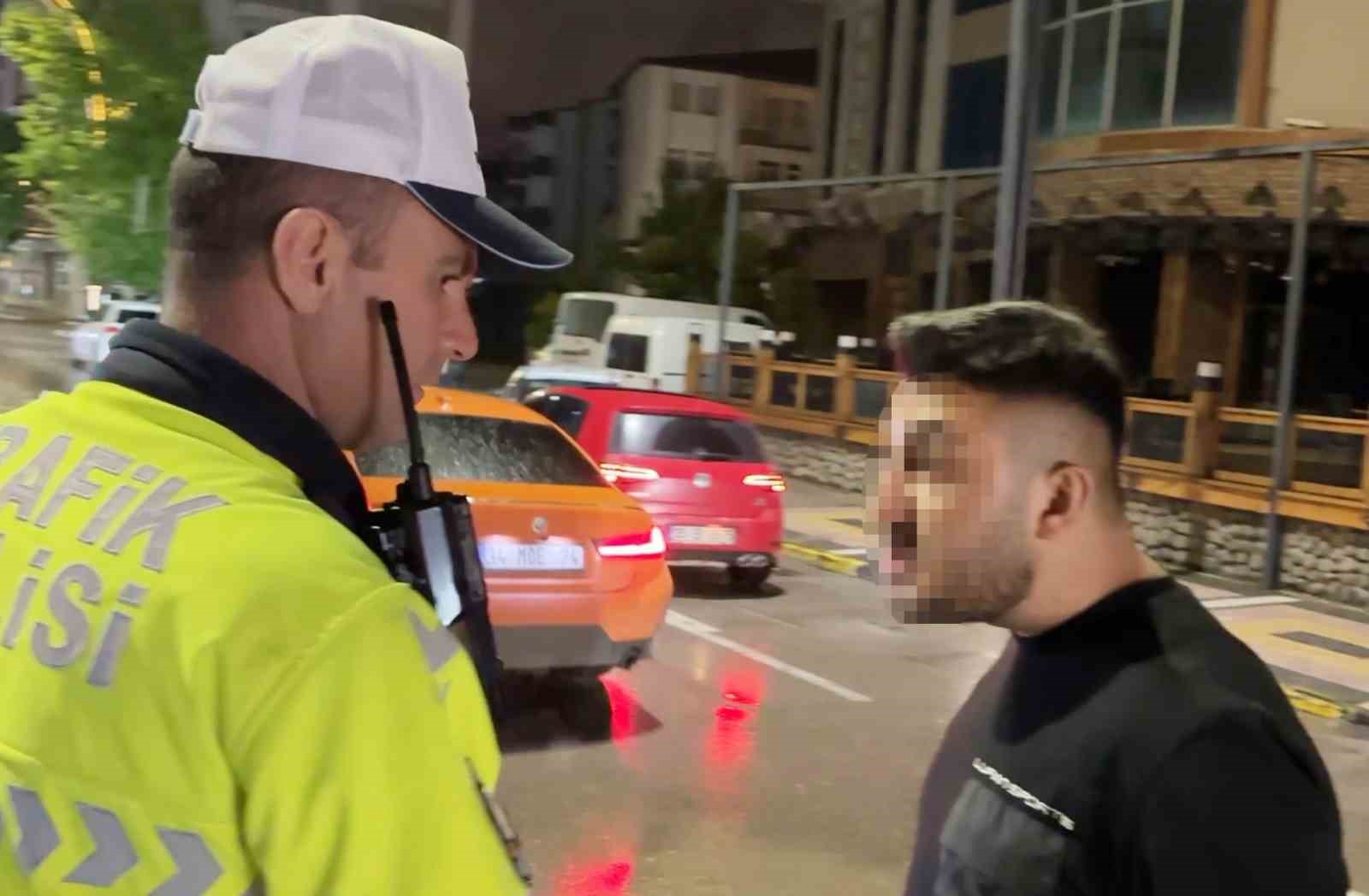 polise once yalvardi sonra kufurler edip kacti o anlar kamerada 5 jgg8NEDH
